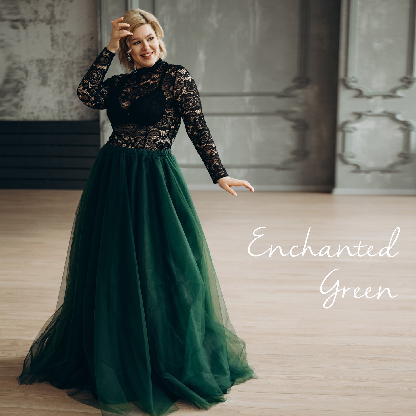 Plus-size bride in black lace high neck top paired with a dramatic green tulle maxi skirt—modern, bold, and unforgettable.