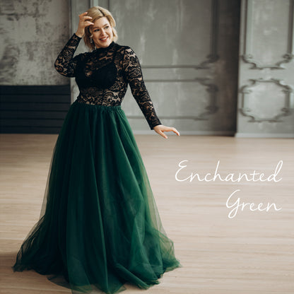 Plus-size bride in black lace high neck top paired with a dramatic green tulle maxi skirt—modern, bold, and unforgettable.